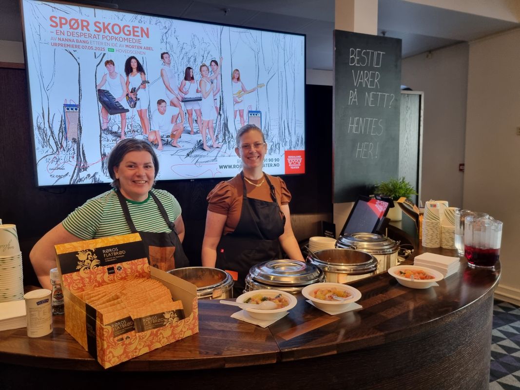 Food serving for theatre guests